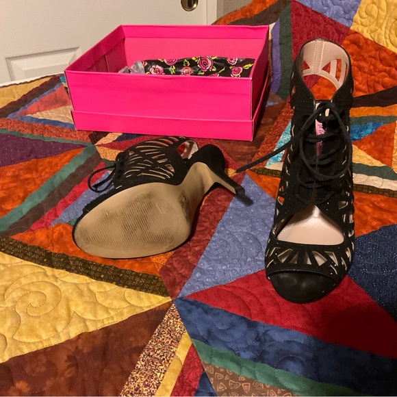 Beautiful evening shoes black with touches of bling. - Picture 3 of 3